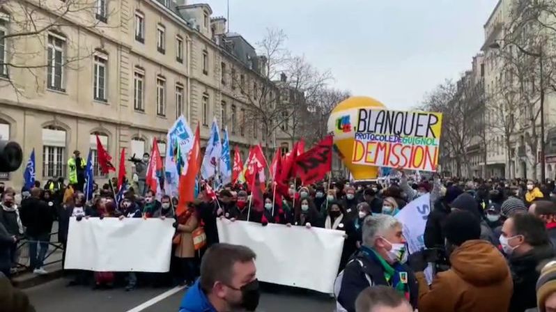 Francouzští učitelé se vzbouřili kvůli zmatkům v opatřeních
